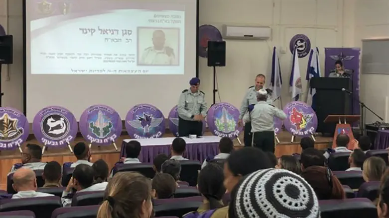 הענקת תעודה לרב קינד