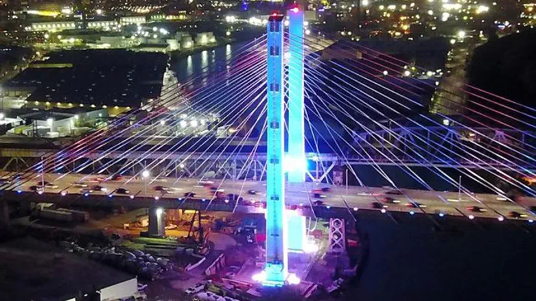 Сине-белый мост Косцюско в Нью-Йорке