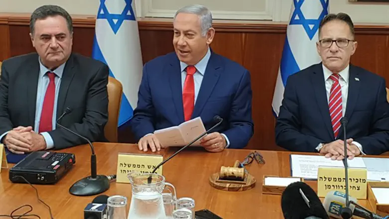 Netanyahu at cabinet meeting