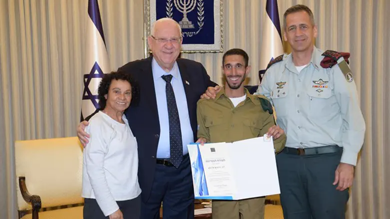 Ариэль Салем с матерью, Реувен Ривлин и Авив Кохави