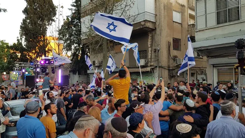 הסיפור העצוב של הרב אטינגר הי"ד נתן תשובה. הכנסת ס"ת לע"נ הרב אטינגר