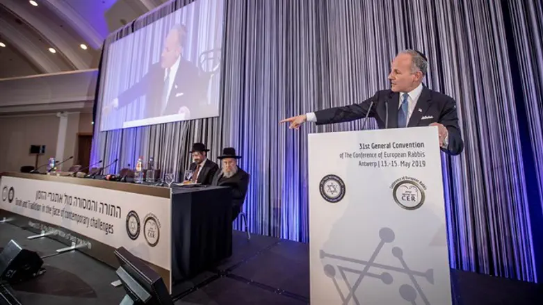 Илан Карр выступает на конференции раввинов в Антверпене