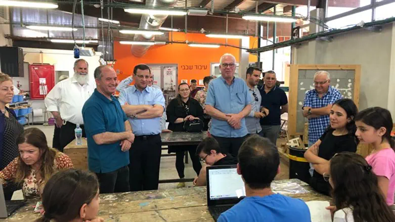 נפרדים מאורי אריאל