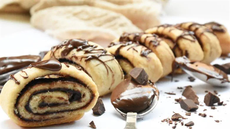 עוגיות פריכות במילוי שוקולד וטחינה