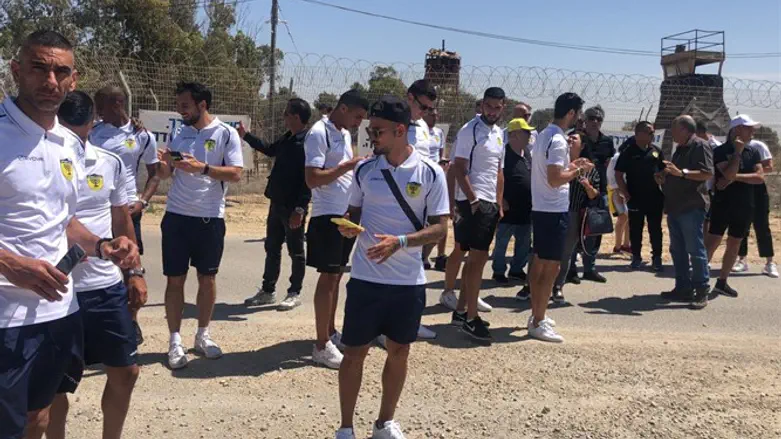 שחקני בית"ר בסיור בעוטף היום