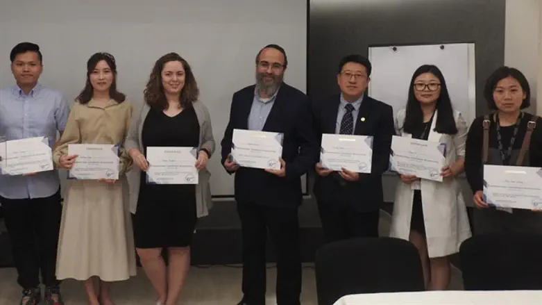 ד"ר ביטי (במרכז) עם המשתתפים בכנס