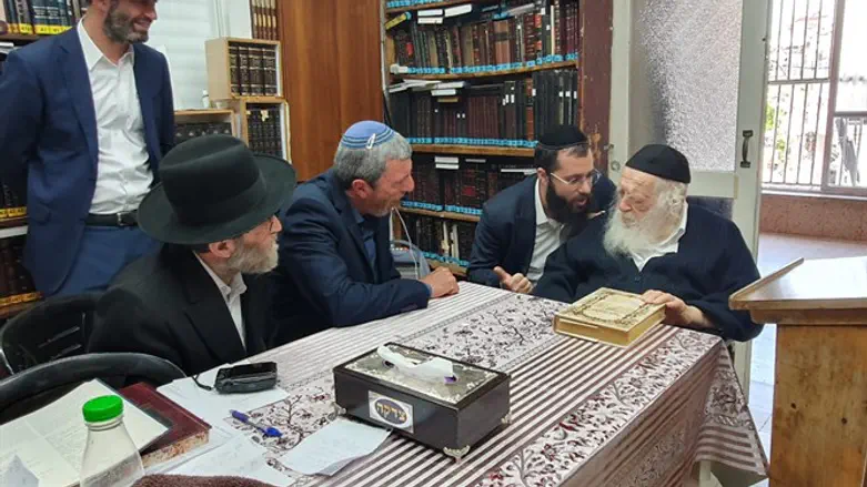 MK Rafi Peretz meets with Rabbi Kanievsky (archive photo)