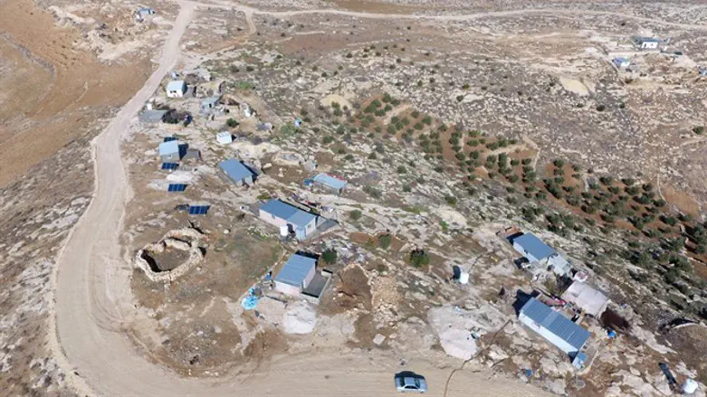 העתירות מוגשות במימון של מיליוני דולרים מאירופה. בנייה פלשתינית בלתי חוקית