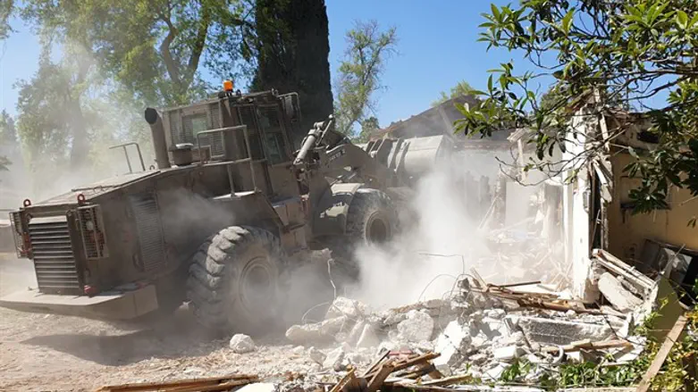 Разрушение дома. Иллюстрация