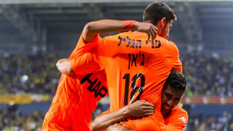 שחקני בני יהודה חוגגים מול נתניה. גם הערב