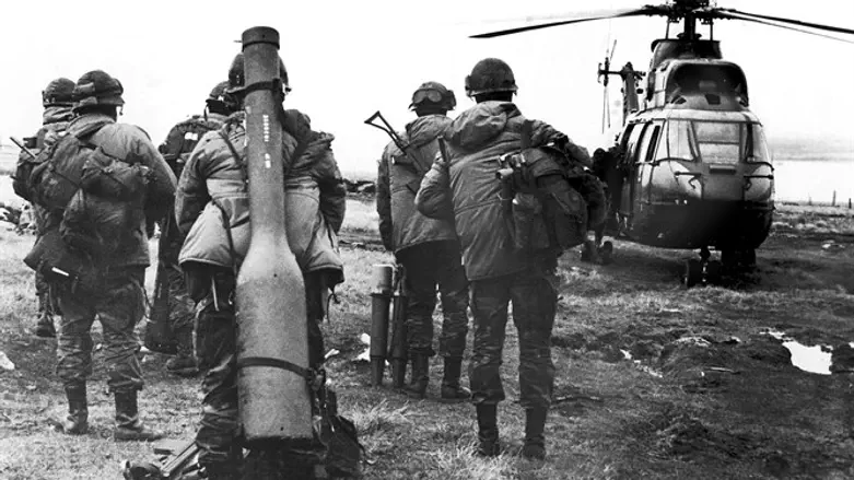 Argentinean soldiers board helicopter during 1982 Falkland War