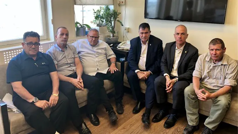 משתתפי הישיבה בנושאי הבטיחות בבנייה