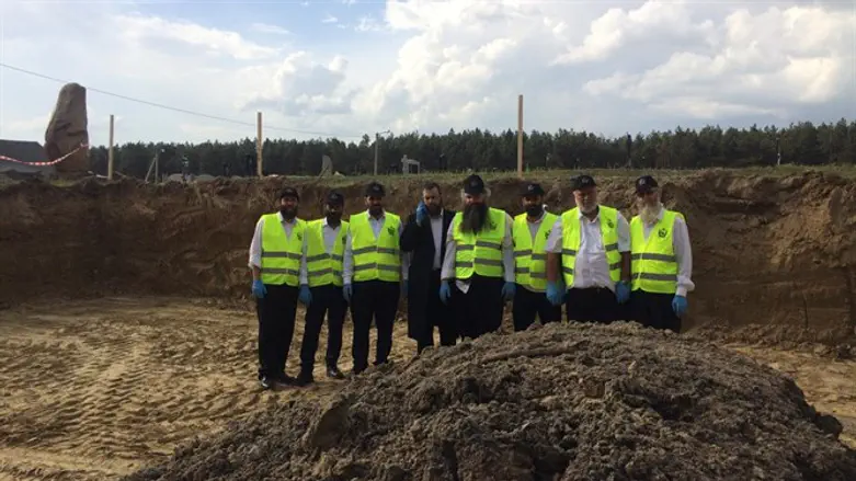 המתנדבים בקבר האחים