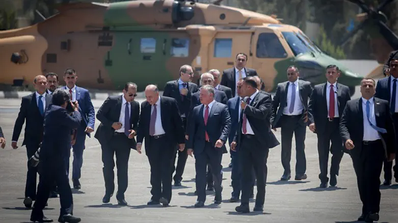 המלך עבדאללה ופמלייתו. ארכיון