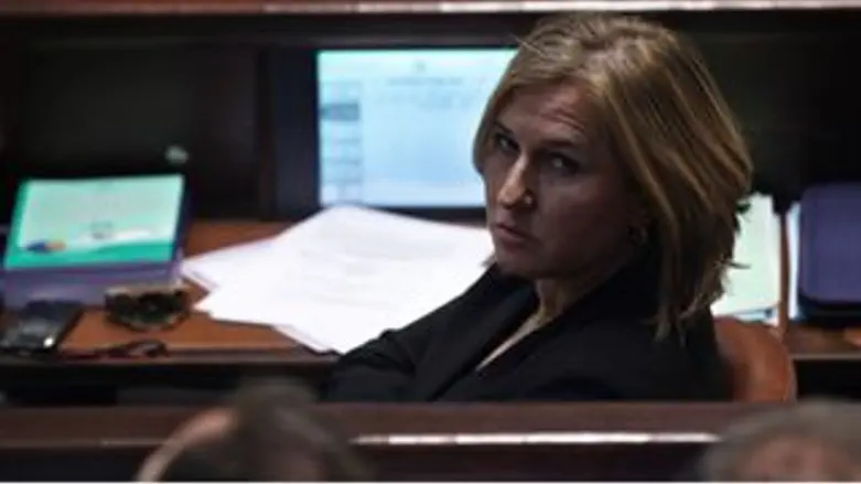 תוקפת. לבני