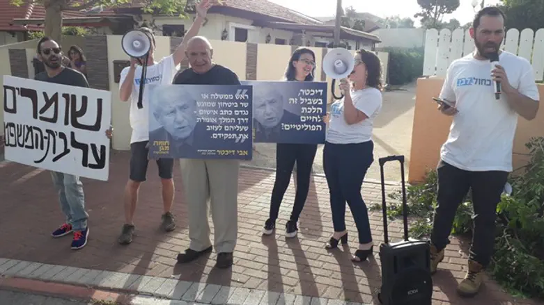 Протест у дома Ави Дихтера