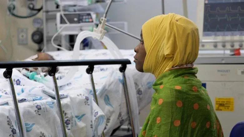 באלקיס מביטה על בתה פטמה