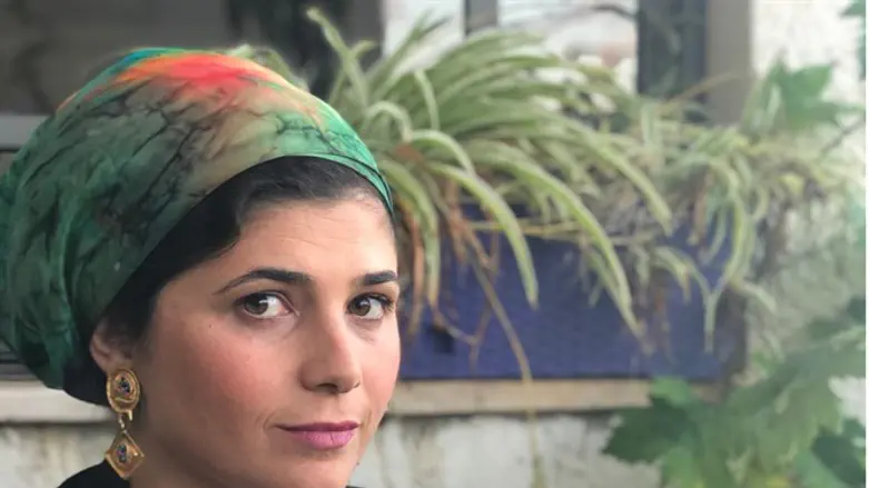 קיבלה מהעוזרת הפרלמנטרית שיעורים בקשירת מטפחות. ח"כ שרן השכל