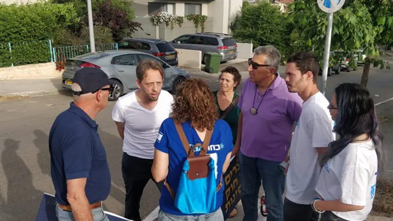 פעילי כחול לבן בשיחה עם ח"כ פולקמן