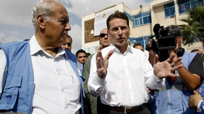UNRWA Commissioner-General Pierre Krahenbuhl (r) in Rafah, Gaza Strip
