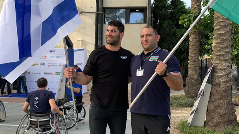 אורי ששון עם חברו האזרי