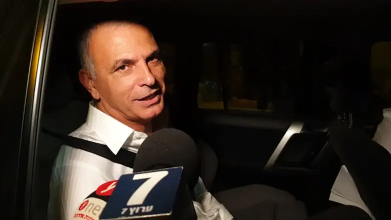 Minister Kahlon arrives for meeting with Netanyahu