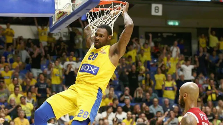 טאריק בלאק מטביע על הראש של הפועל תל אביב