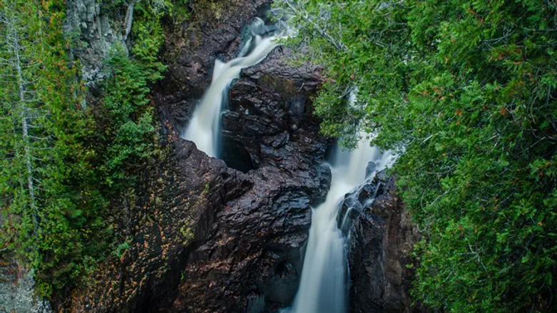 אל תתקרבו למפל השמאלי