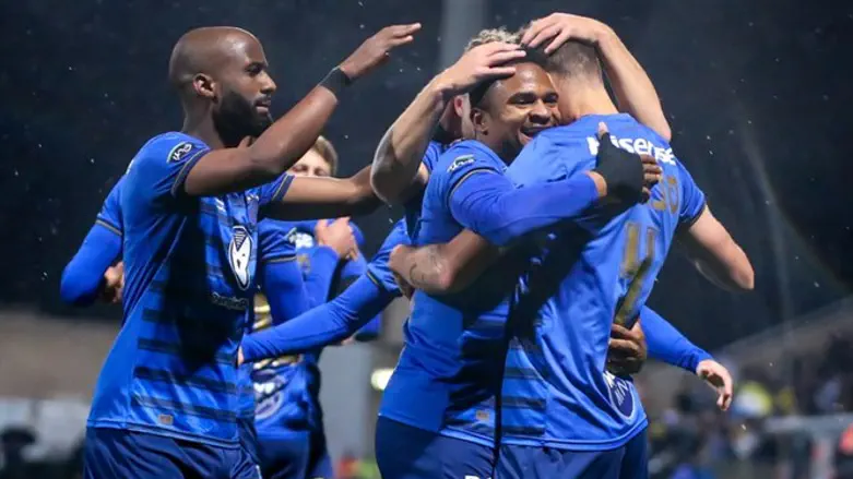 שחקני מכבי חוגגים