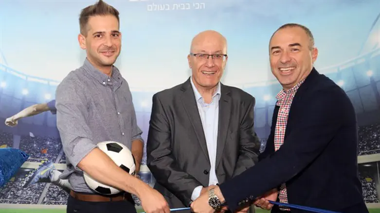 אלי דפס (במרכז)