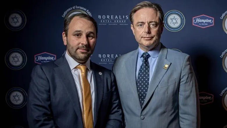 Michael Freilich (L) with the mayor of Antwerp