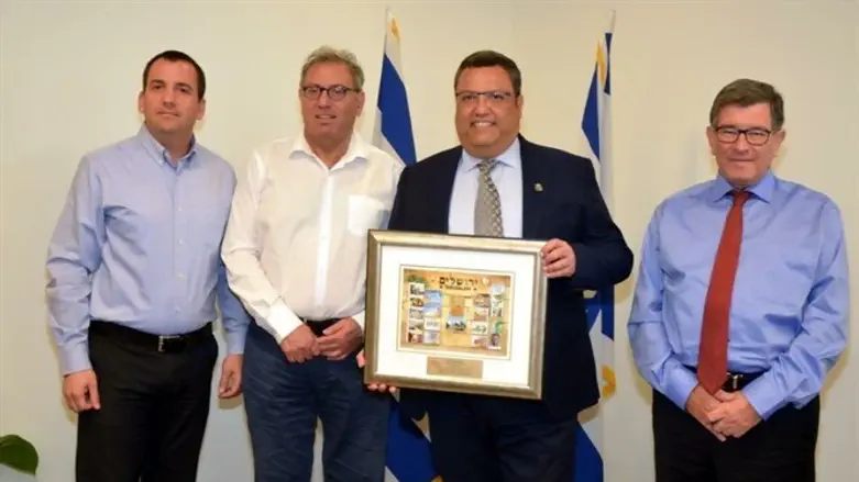 עיר המאחדת ישן עם חדש