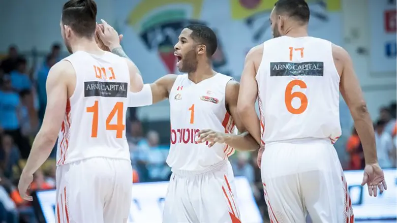 שחקני נס ציונה חוגגים ניצחון חשוב