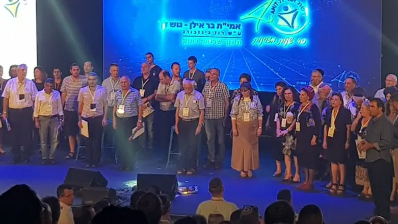 על במה אחת: המורים והמנהלים לאורך השנים