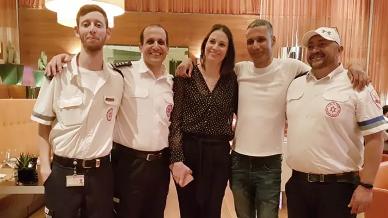 צוות מד''א עם שחר ורעייתו