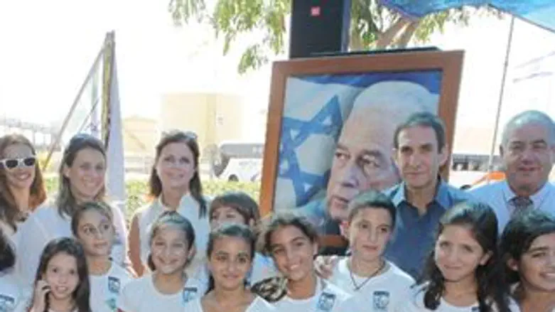 מנהלי החברה והתלמידים בטקס