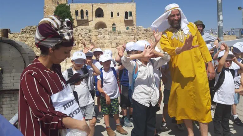 התלמידים בקבר שמואל הנביא