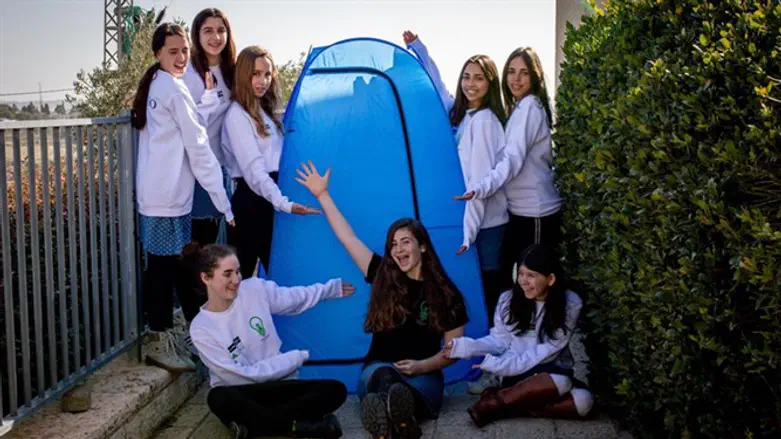 תלמידות האולפנה עם האוהל שפיתחו