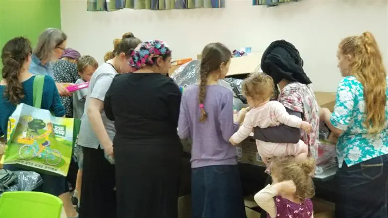 חלוקת התיקים והציוד למשפחות