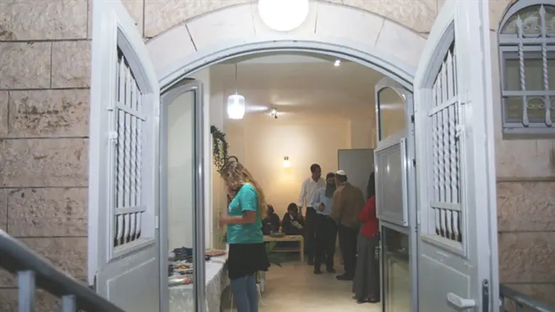 הסאגה המשפטית לא ריפתה את ידי המתיישבים. בית השלום המשופץ בכניסה לחברון