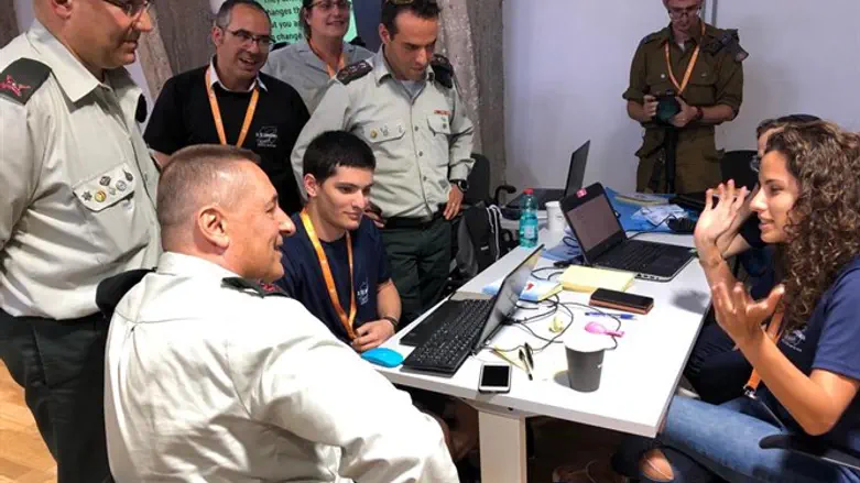 הקצינים מבקרים בהאקתון