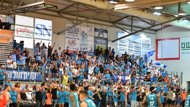 אוהדי אילת היום חוגגים ניצחון