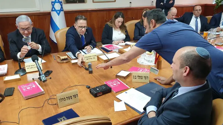 בנט ונתניהו בישיבת הממשלה היום