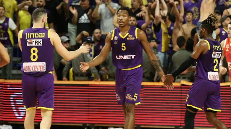 שחקני חולון הערב. הפציעות הכריעו