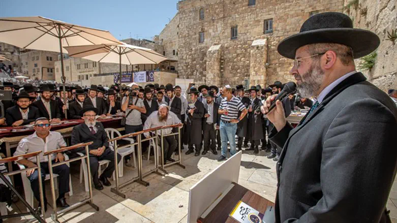 Rabbi Lau at assembly