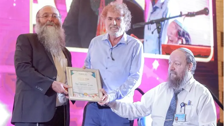 פרופ' יגל בעת קבלת אות ההוקרה