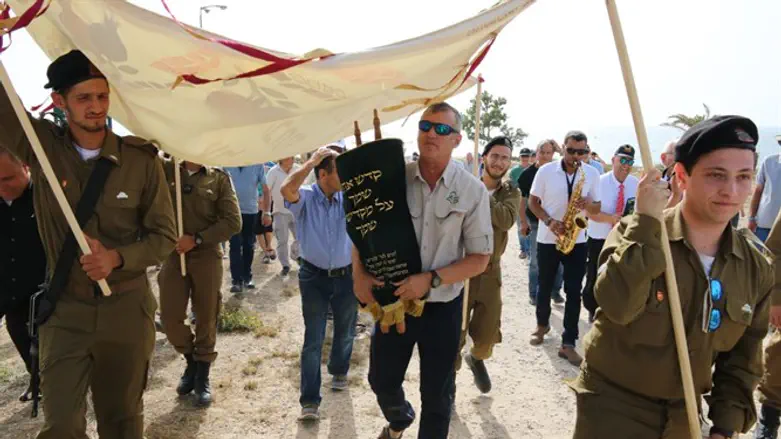 הכנסת ספר התורה לגן הלאומי באשקלון