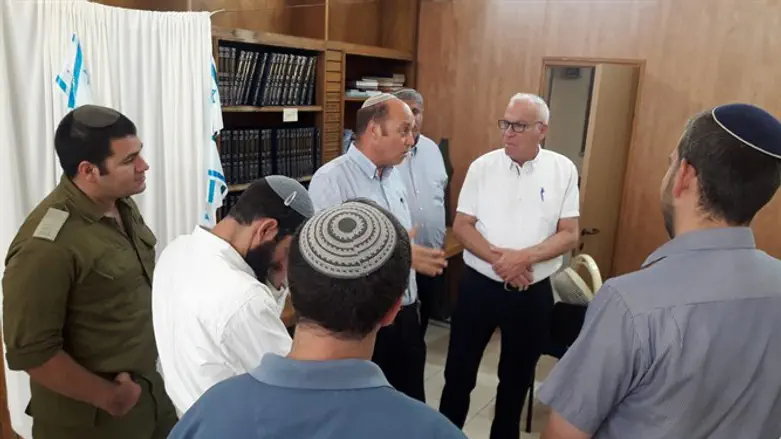 השר אריאל בביקורו בישיבה