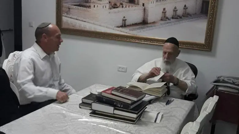 המבקר הנכנס בבית הרב שלום כהן