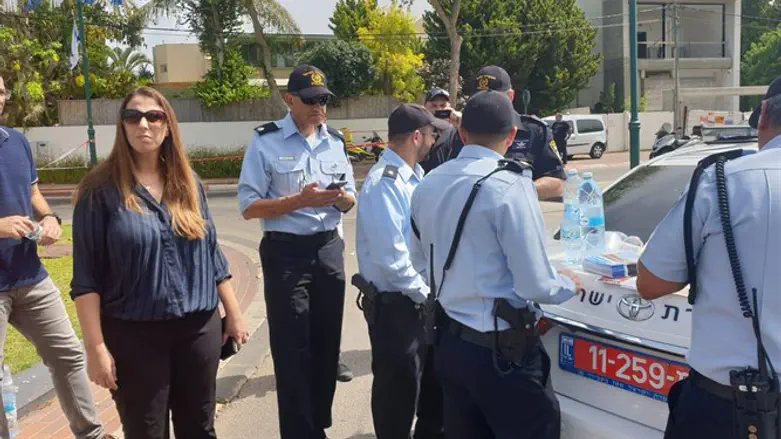 Депутут Кнессета Михаль Шир на месте ножевой атаки